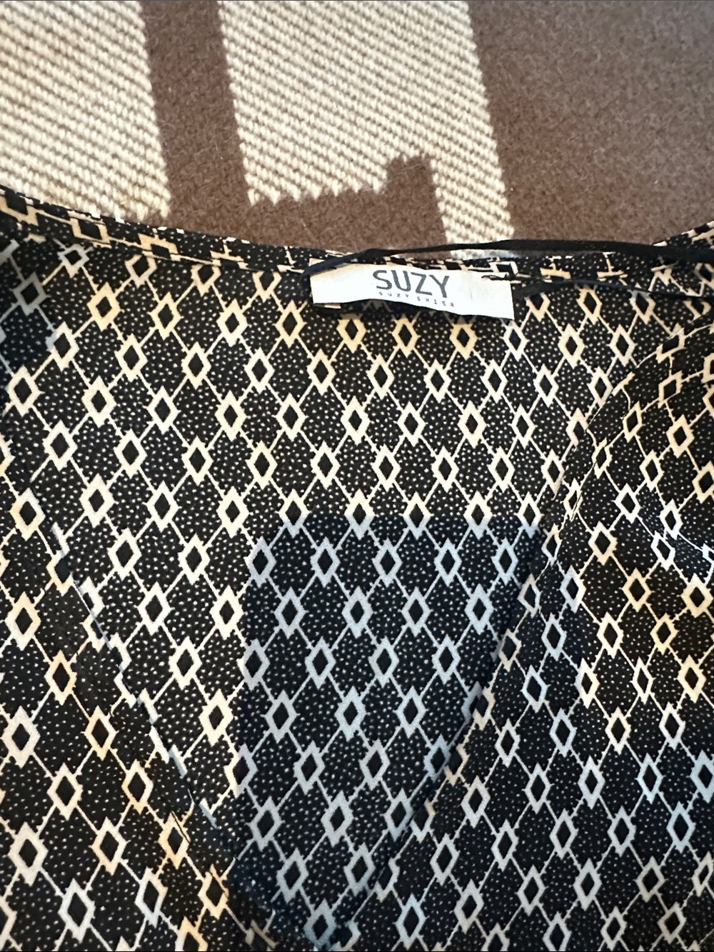 Suzy Shier Black & White Geometric V-Neck Blouse - Picture 2 of 4